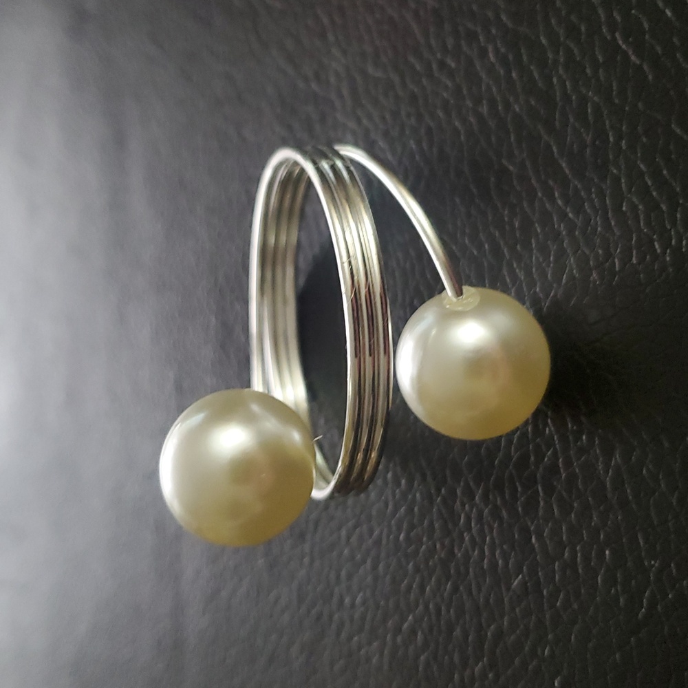 NWOT Pearl and Silver Napkin Ring